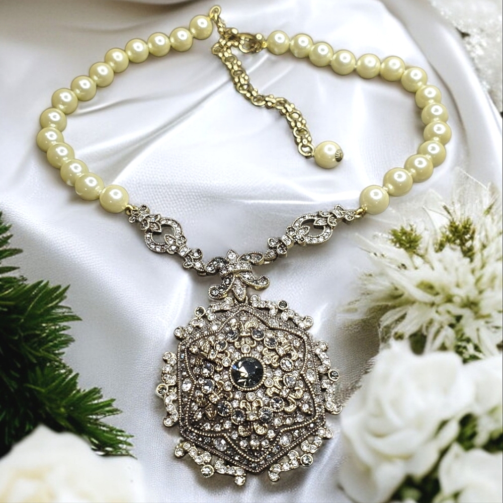 Lovely Romantic Heidi Daus Unforgettable Locket Jeweled Pearl Necklace